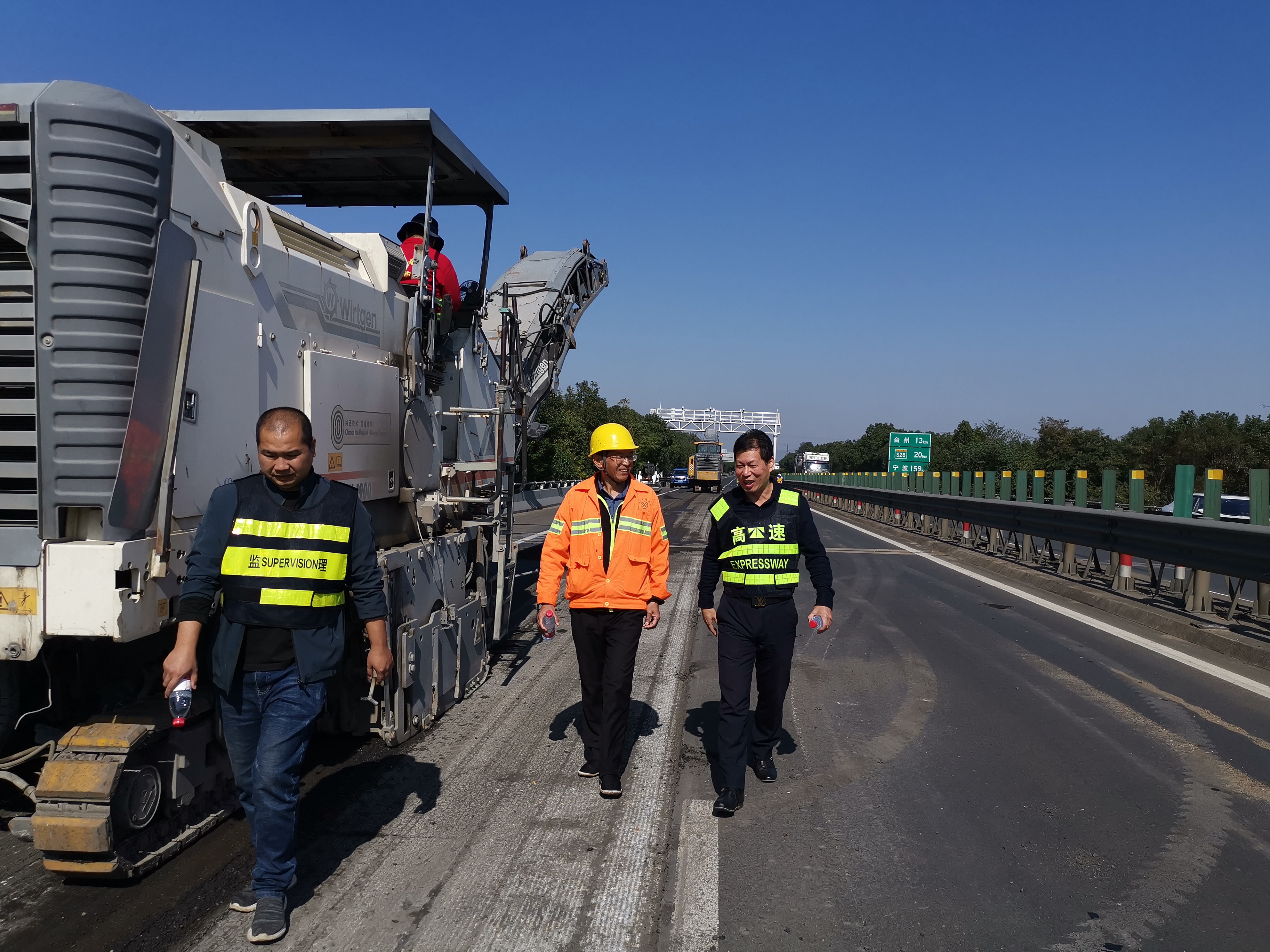 1637110666548443.jpg 20211115圖為江總檢查路面施工情況 林旭俊攝1.jpg