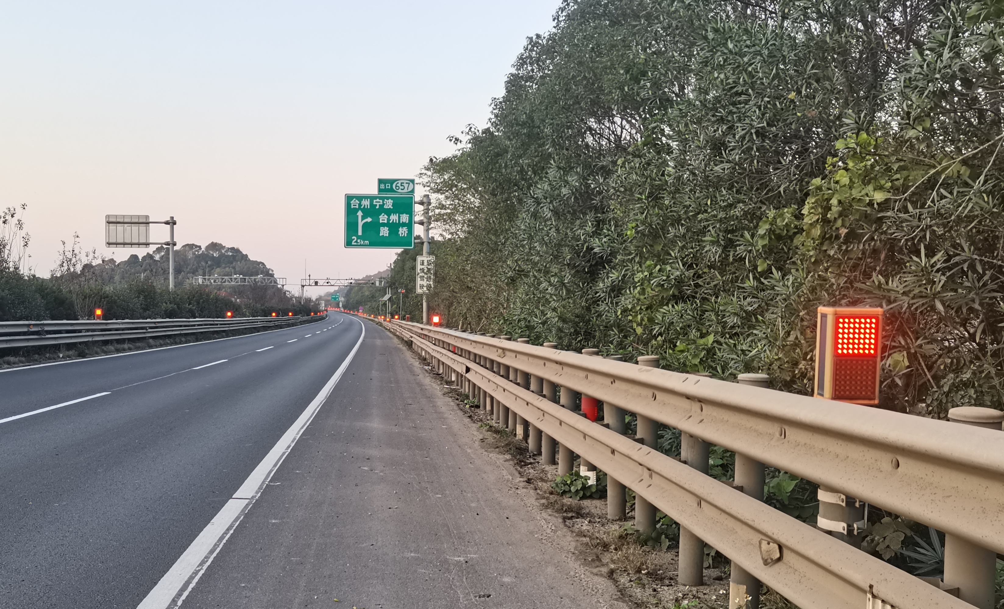 1639556487543861.jpg 黃巖秀嶺水庫(kù)庫(kù)區(qū)路段安裝的智能霧燈.jpg