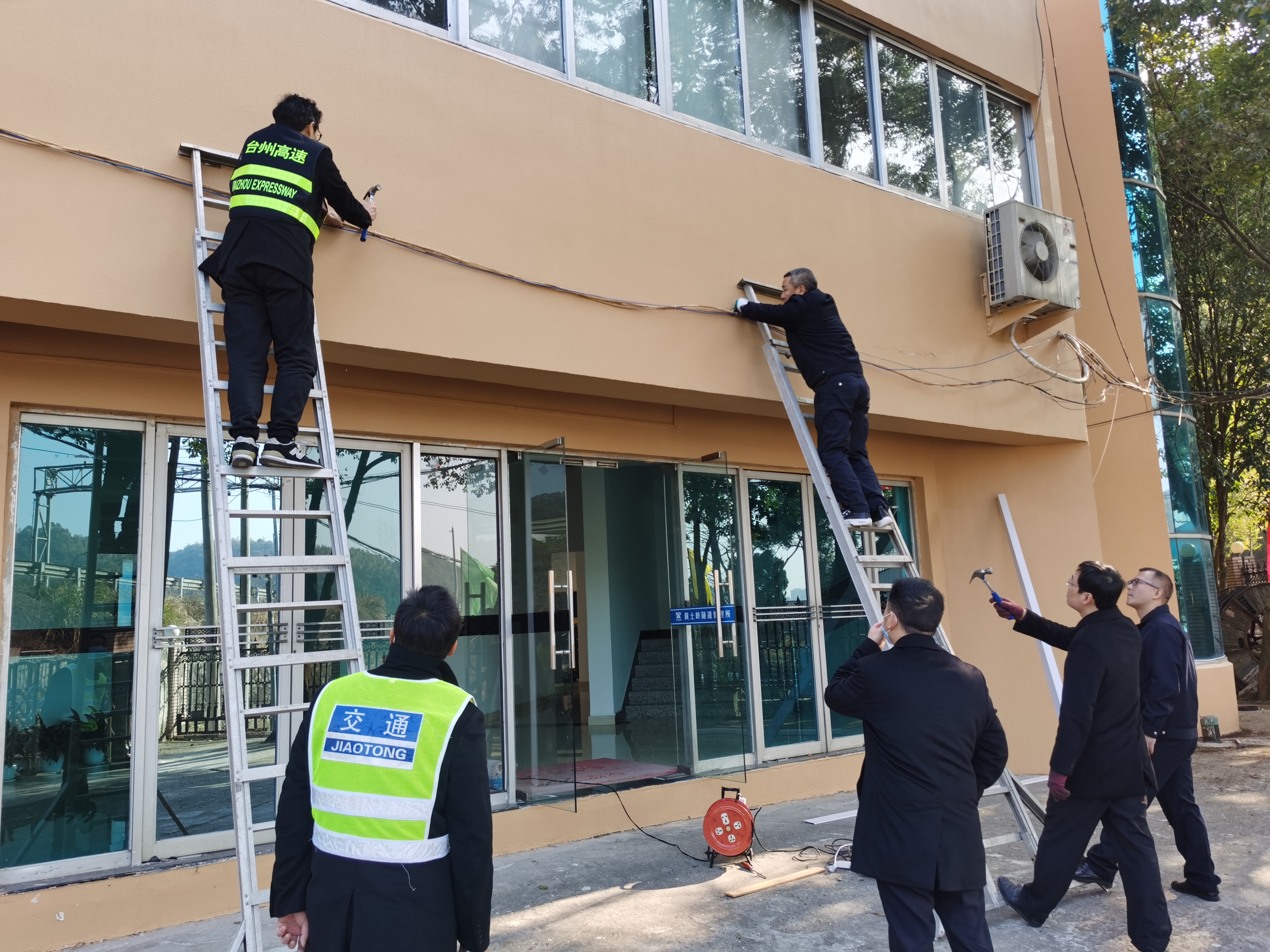 1649918846386518.jpg 執(zhí)勤一隊整理零亂電線林玲攝.jpg