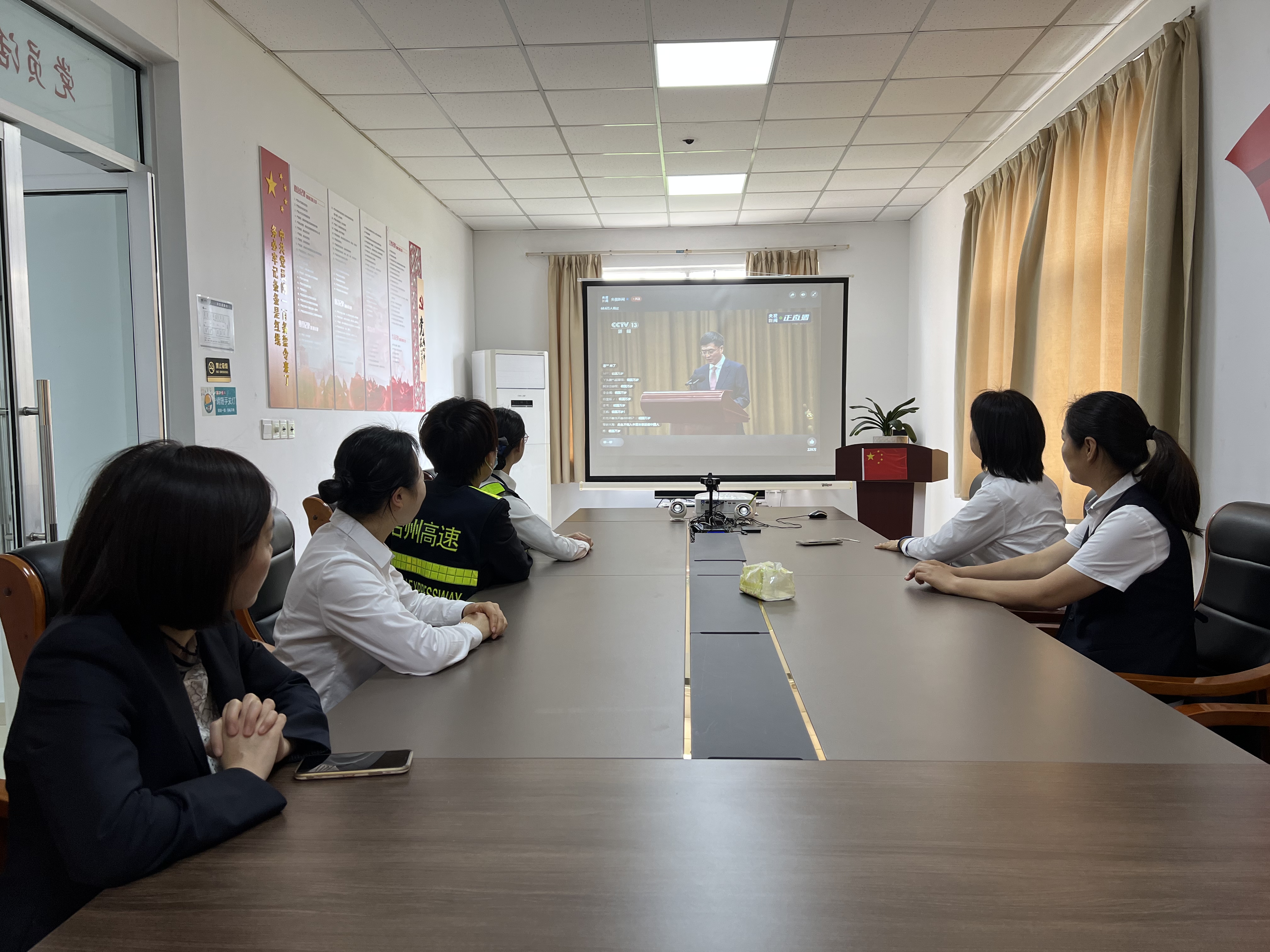 1652239371217426.jpg 臨海南收費(fèi)所團(tuán)支中組織收看大會(huì)直播.jpg