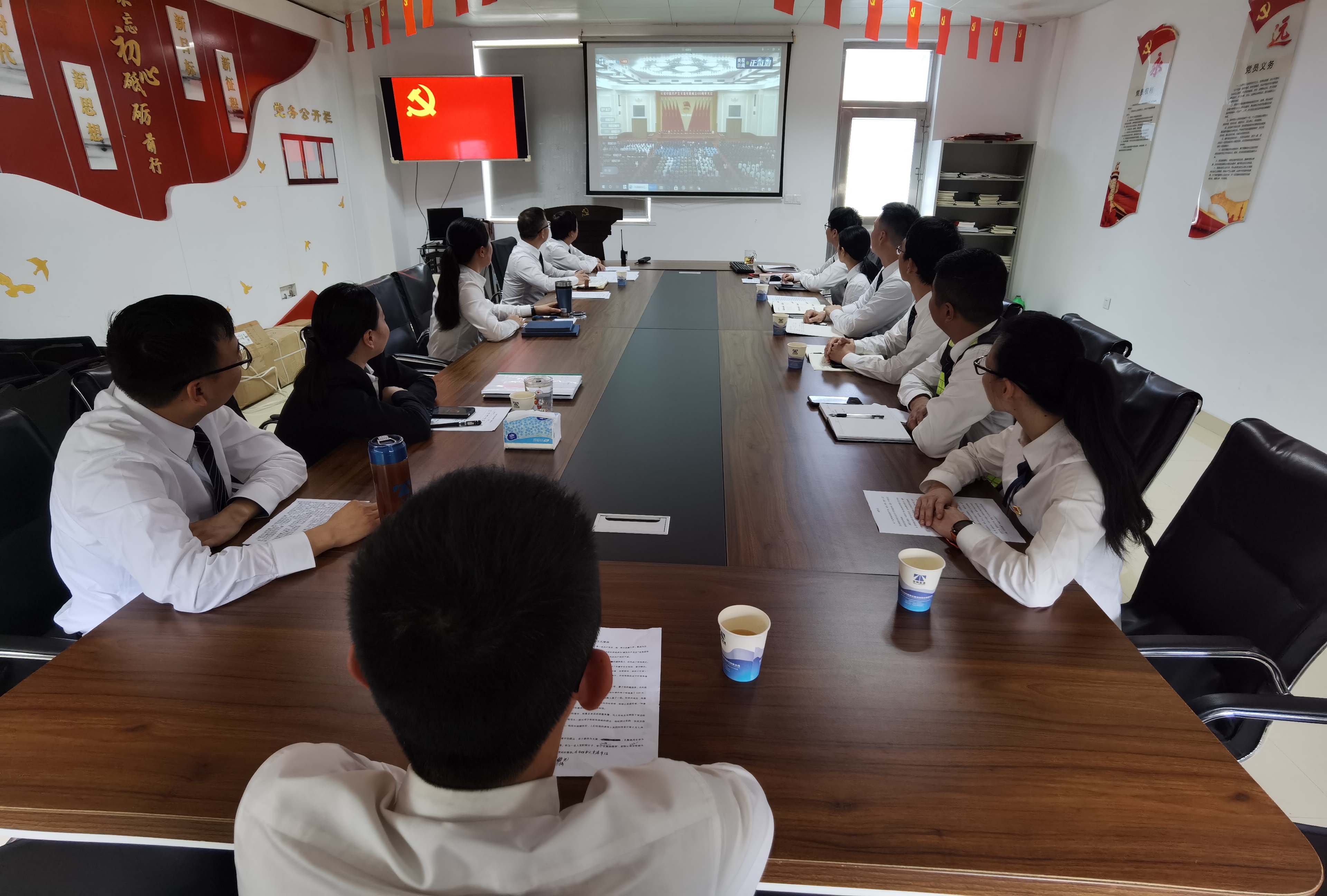 1652239406966678.jpg 溫嶺西收費(fèi)所團(tuán)支部組織收看大會(huì)直播.jpg