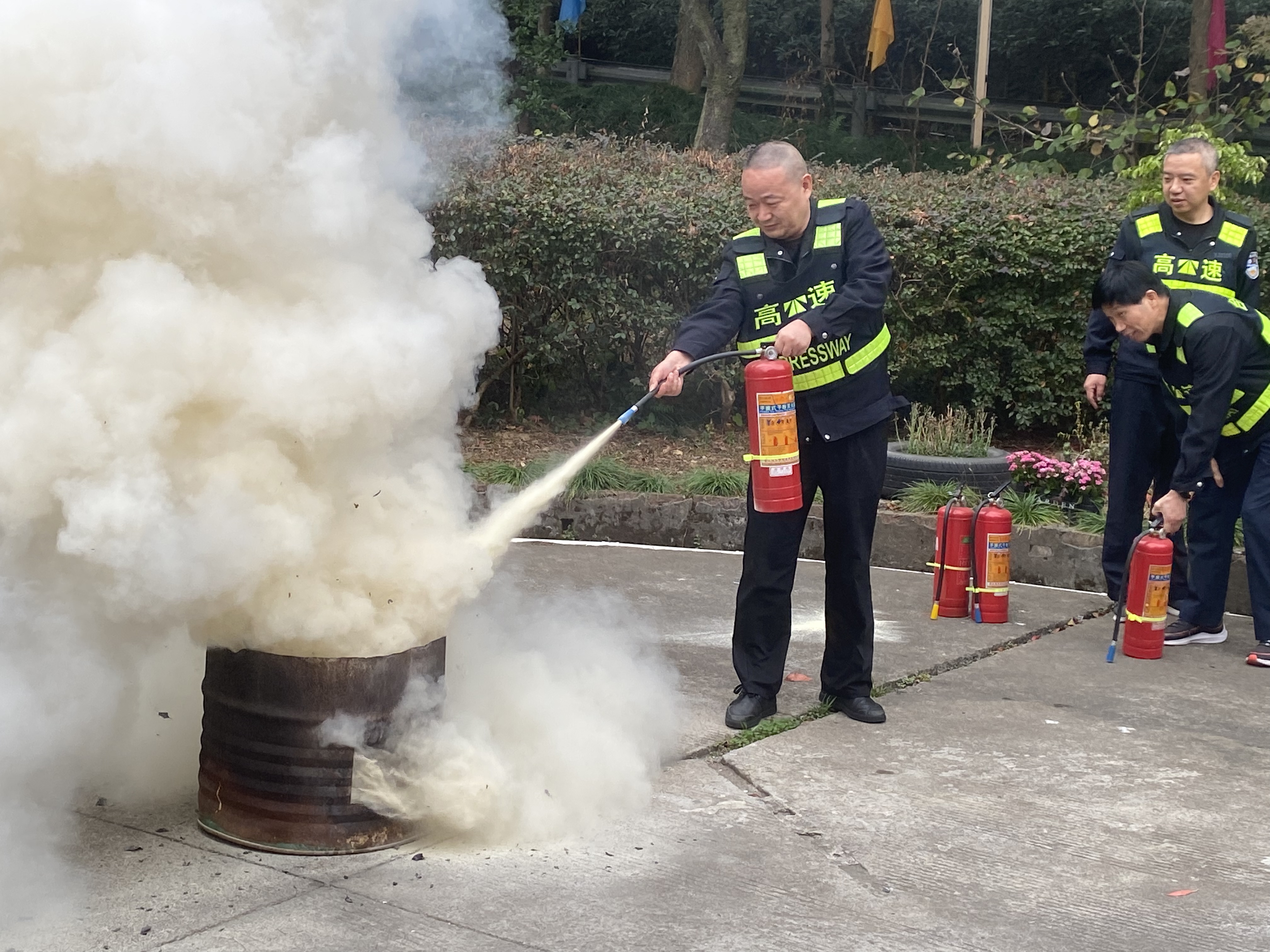 1669020007239408.jpg 滅火現(xiàn)場林玲攝.jpg