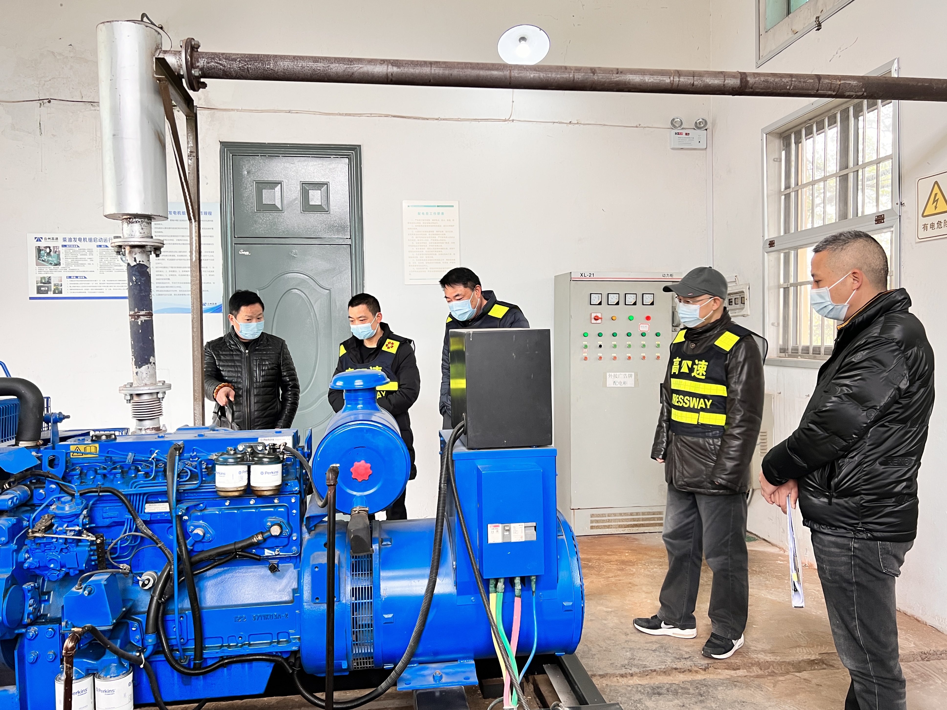 1670886836273295.jpg 外業(yè)檢查臺(tái)州收費(fèi)所配電房(臺(tái)州收費(fèi)所 袁莉).JPG