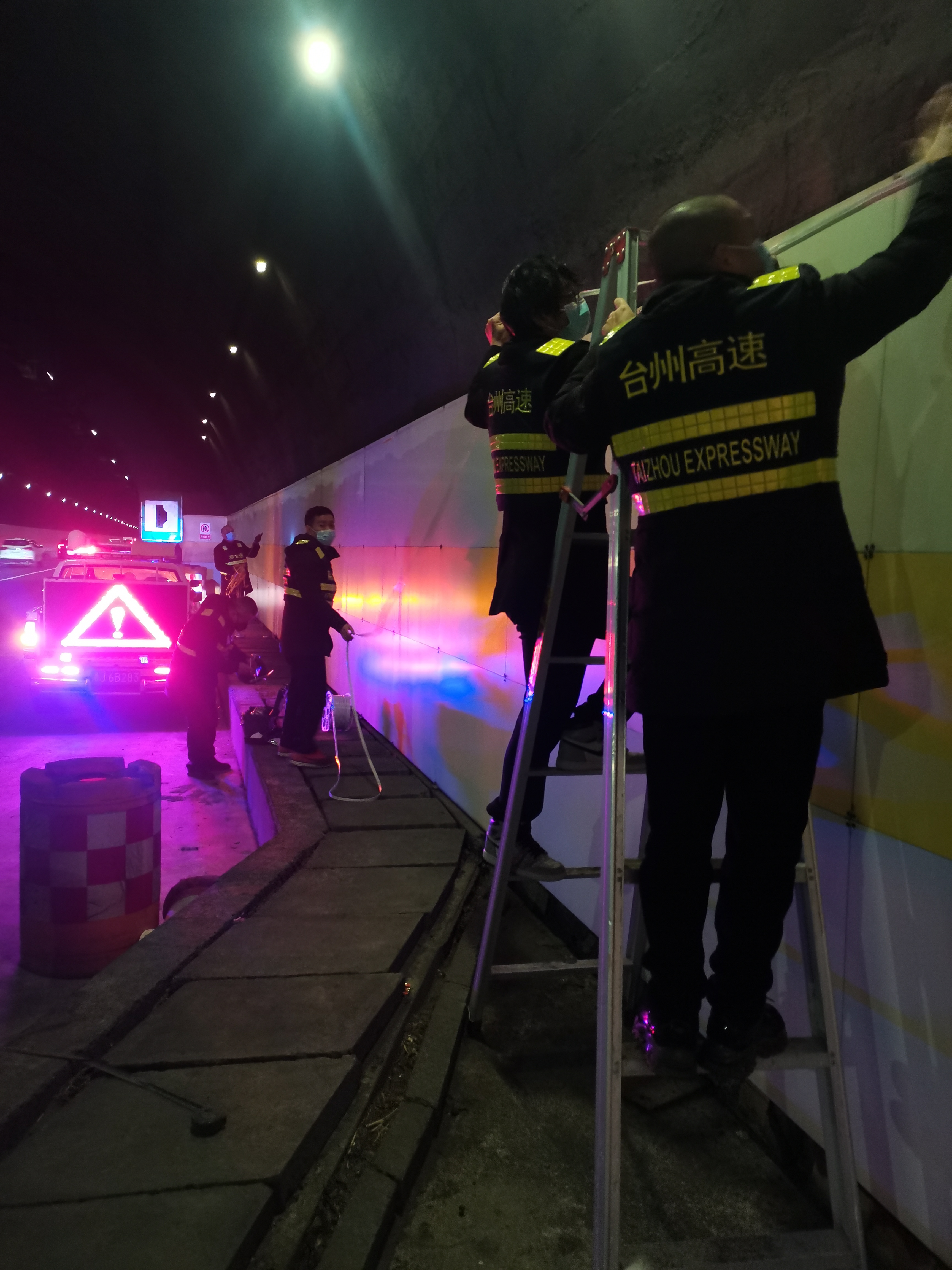 1673204390289197.jpg 安裝停車帶照明燈帶現(xiàn)場(chǎng)程常攝.jpg