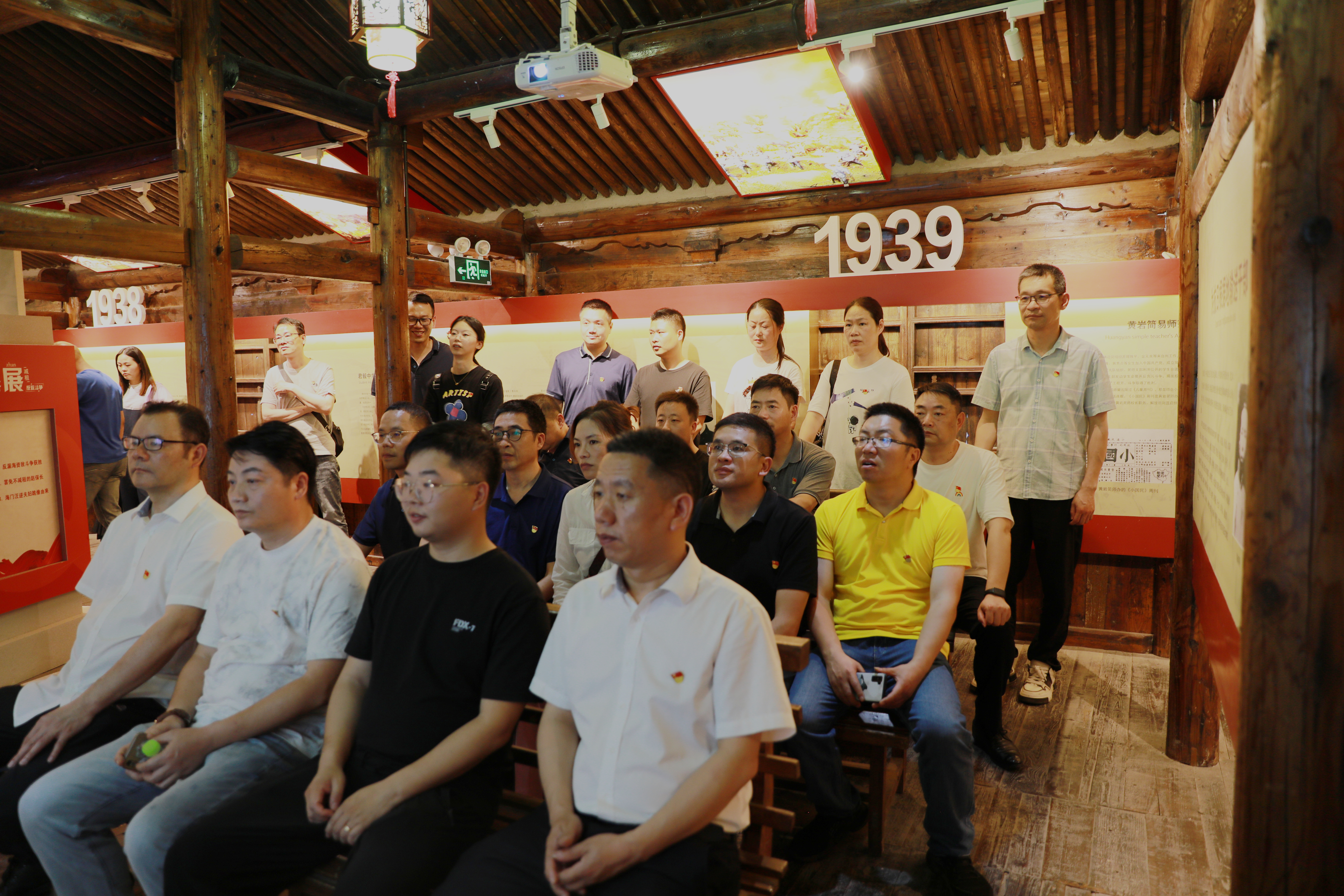 1685495605298789.jpg 紀(jì)念館內(nèi)觀看紀(jì)錄片.jpg