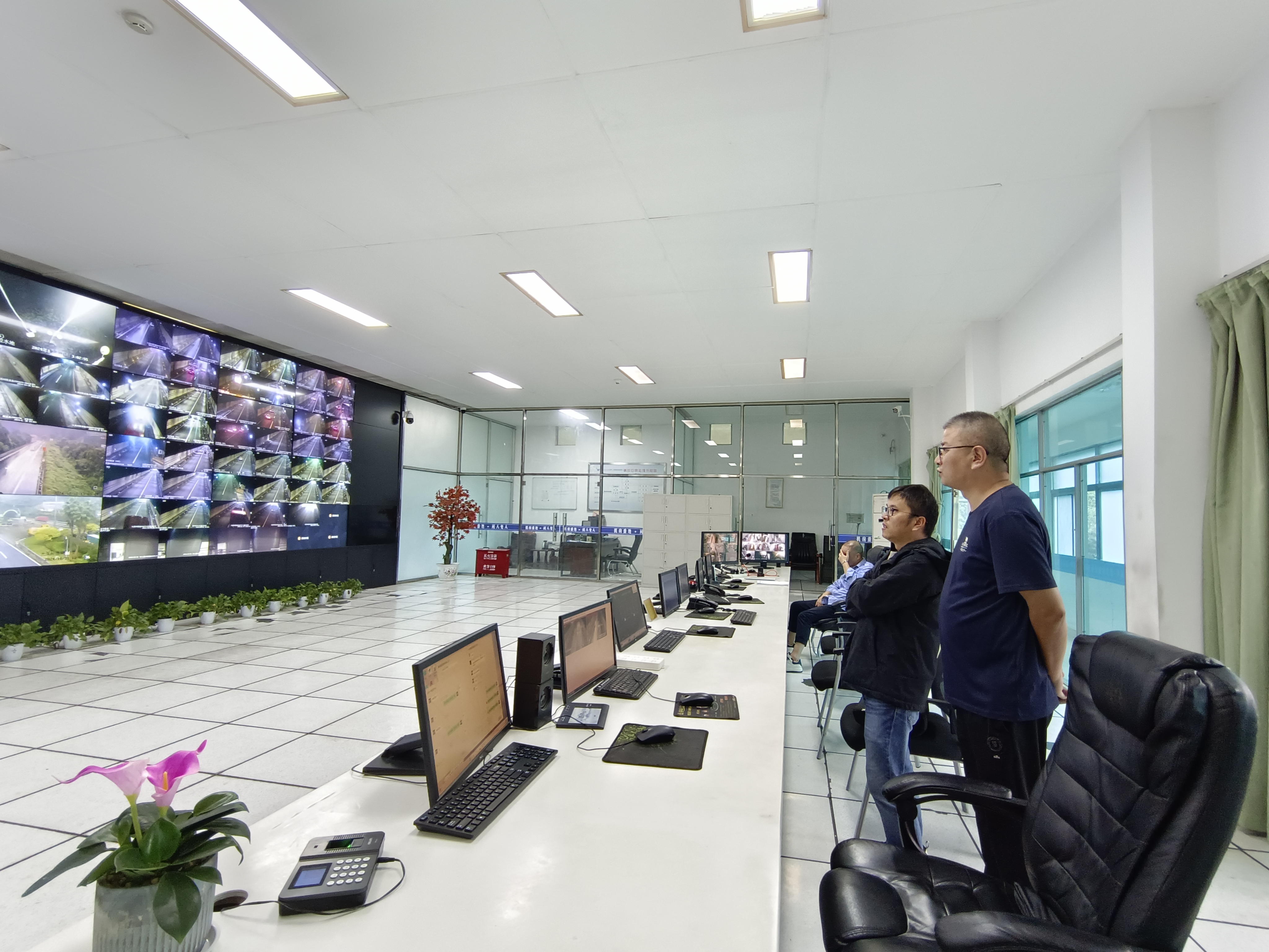 1730448514788221.jpeg 2024.10.31檢查人員在中控現(xiàn)場(chǎng) 陳智慧攝.jpeg