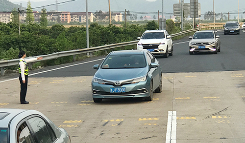 圖為工作人員廣場(chǎng)疏導(dǎo)車輛 陳瑩攝.jpg