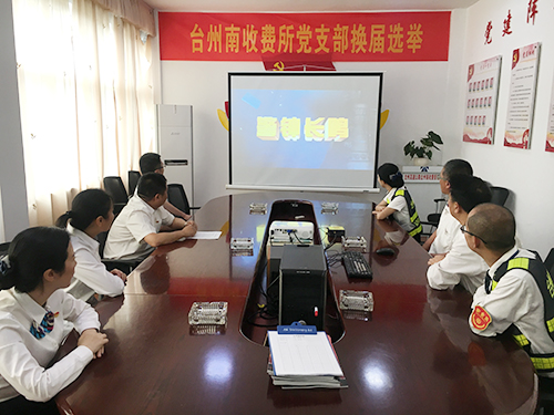 圖為黨員們?cè)谑湛础兑园笧殍b 警鐘長(zhǎng)鳴》警示教育片(夏蓮萍攝).jpg